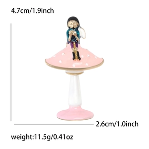 Vue détaillée de la broche fille champignon avec dimensions 4,7 cm hauteur et 2,6 cm largeur