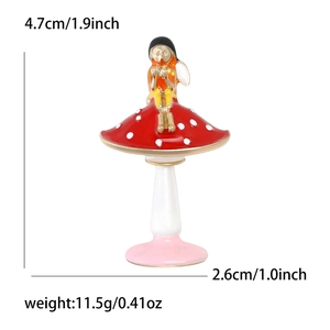 Broche champignon rouge avec fille en émail, dimensions 4.7cm de haut et 2.6cm de large