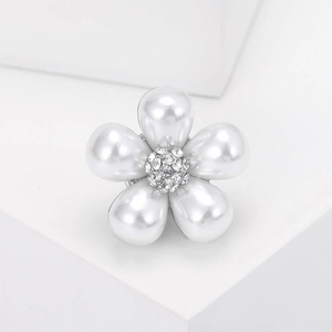 Élégante broche fleur argentée avec pétales en perles blanches et centre en cristal brillant