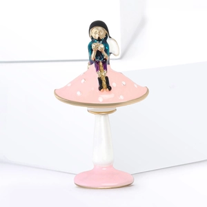 Broche en émail représentant une fille mignonne assise sur un champignon à pois roses