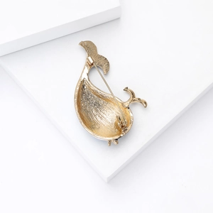 Élégante broche baleine dorée pour femme avec finition mate et fermeture à épingle à l'arrière