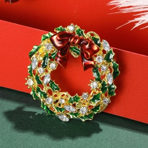 Exquisite Weihnachtskranz-Brosche mit grüner Emaille und roter Schleife auf Goldmetall