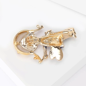 Detailansicht der Rückseite einer goldenen Brosche mit Nadelverschluss und Metallstruktur