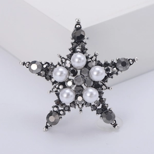 Elegante spilla a stella in lega d'argento con perle bianche e strass grigi brillanti