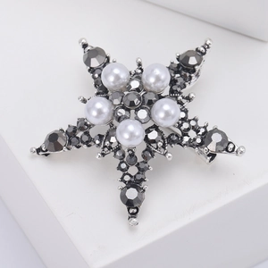 Spilla a forma di stella con perle bianche e strass grigi in finitura argento vintage