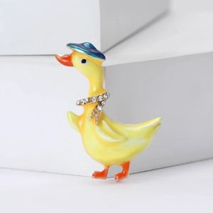 Spilla a forma di anatroccolo giallo in smalto con cappello blu e strass lucidi
