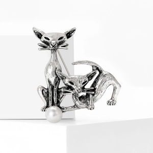 Retro silver cat brooch with pearl accent in a minimalist vintage alloy design