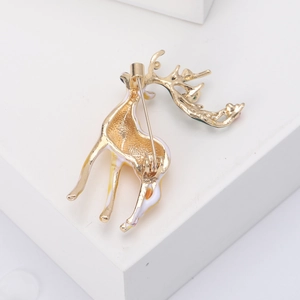 Rückansicht der goldenen Rentier-Brosche mit Nadelverschluss und weißen Emaille-Details