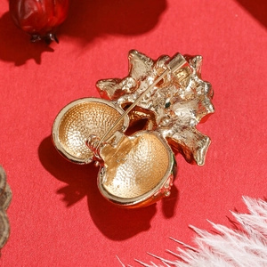 Vue macro du dos de la broche cloche de Noël dorée avec fermoir de sécurité rotatif