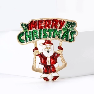 Détail rapproché de la broche Père Noël en émail coloré avec bannière Merry Christmas