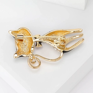 Goldene Katzenbrosche mit Sicherheitsnadel-Detail und elegantem Wirbelschwanz-Design