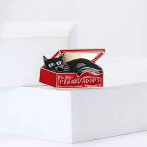 Broche chat en émail dans une boîte rouge avec texte Please Adopt en alliage doré