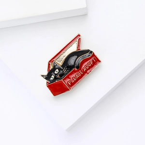 Broche chat en émail minimaliste dans une boîte rouge avec texte Please Adopt doré