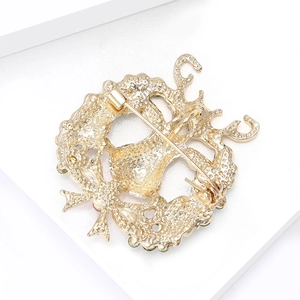 Broche couronne de Noël dorée exquise avec renne en alliage et épingle de sûreté