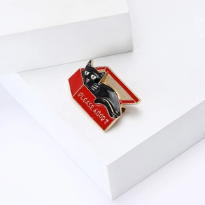 Broche chat noir dans boîte rouge en émail avec slogan Adopt Please élégant