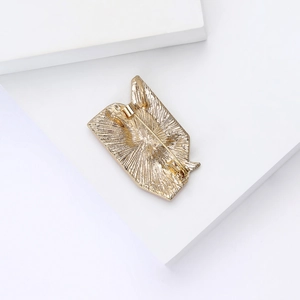 Vue détaillée de l'arrière d'une broche chat avec texture dorée et fermoir de sécurité