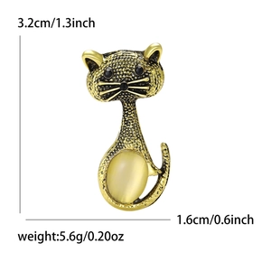 Spilla gatto classica in lega dorata con opale giallo e trama di metallo martellato