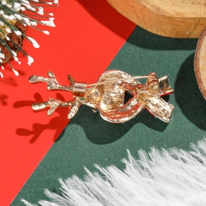 Broche renne de Noël en alliage doré avec émail sur un décor de fête élégant