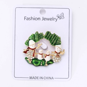 Détail macro de la broche bonhomme de neige de Noël avec cristaux et émail vert brillant