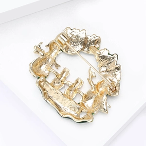 Vue arrière de la broche bonhomme de neige dorée montrant l'épingle et le métal texturé