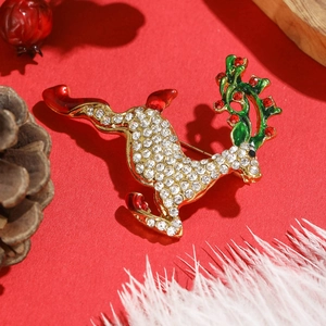 Broche de renne de Noël scintillante avec strass et émail coloré sur fond rouge vif