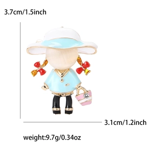 Broche en émail petite fille avec chapeau bleu et sac rose pour mode féminine