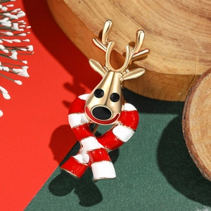 Broche renne de Noël en métal doré avec écharpe en émail rouge et blanc sur fond de fête