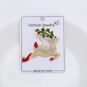 Détail de la broche renne avec strass en cristal et émail vert sur les bois