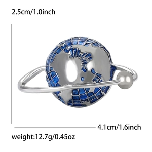 Detailansicht der Erdplaneten-Brosche mit blauem Emaille und silberner Oberfläche