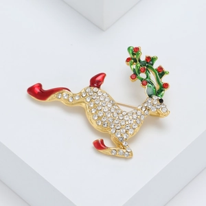 Broche Renne de Noël avec strass et émail rouge sur présentoir moderne
