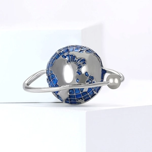 Makro-Detail des silbernen Erdrings mit blauem Emaille und polierten Kontinenten