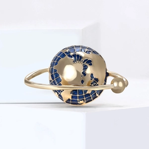 Kreative Emaille-Brosche Planet Erde mit goldenen Umlaufbahnen und dunkelblauem Ozean