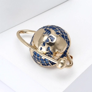 Kreative Planeten-Brosche aus Goldlegierung und blauem Emaille für Anzüge