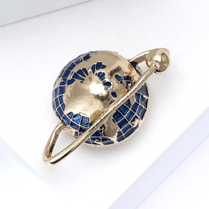 Goldene Planetenbrosche mit blauem Emaille-Erdmuster und kosmischen Ringen für Mode
