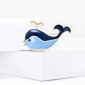 Broche baleine en émail de dessin animé avec finition bleue et dorée sur pierre