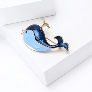 Broche baleine bleue en émail avec lignes dorées et motif de jet d'eau océanique