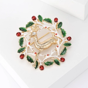 Weihnachtliche Rentier-Brosche mit weißem Emaille-Zweig, roten Beeren und Gold-Finish
