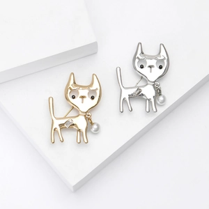 Broches chat minimalistes en or et argent avec détails de perles et cristaux élégants