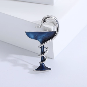 Détail de la broche médicale argentée avec serpent et émail bleu, coupe d'Hygie
