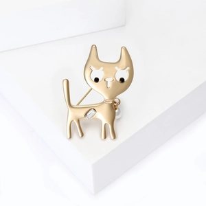 Élégante broche chat dorée avec zircon rectangulaire, tête creuse et perle pendante