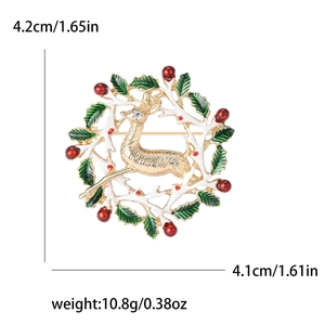 Weihnachtliche Rentier-Kranz-Brosche aus Goldlegierung mit weißem Emaille-Dekor