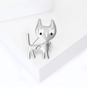 Broche chat argentée avec pendentif perle et zircons sur support géométrique blanc