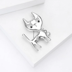 Détails de la broche chat en métal argenté avec zircon et pendentif perle blanche