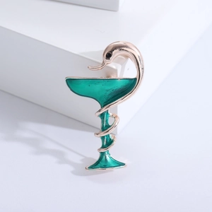 Détail de la broche serpent et coupe de vin avec émail vert et placage en or