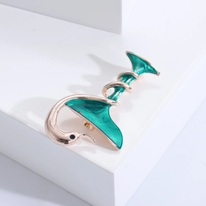 Détail de la broche cygne en or rose avec émail vert et fermoir à épingle de sécurité