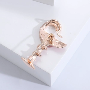 Vue détaillée du dos de la broche serpent en or rose avec fermoir de sécurité