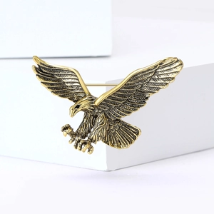 Spilla vintage ad aquila dorata in volo con piume metalliche dettagliate per uomo