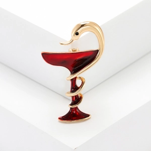 Broche symbole médical de serpent et calice en émail rouge avec finition dorée