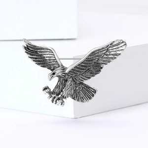 Spilla aquila in argento vintage in posa dinamica con texture dettagliata delle piume