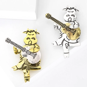 Kreative Retro Cartoon Kuh Spielt Gitarre Brosche Legierung Gold Silber Tier Musik Pin Für Damen Herren Kleidung Accessoires